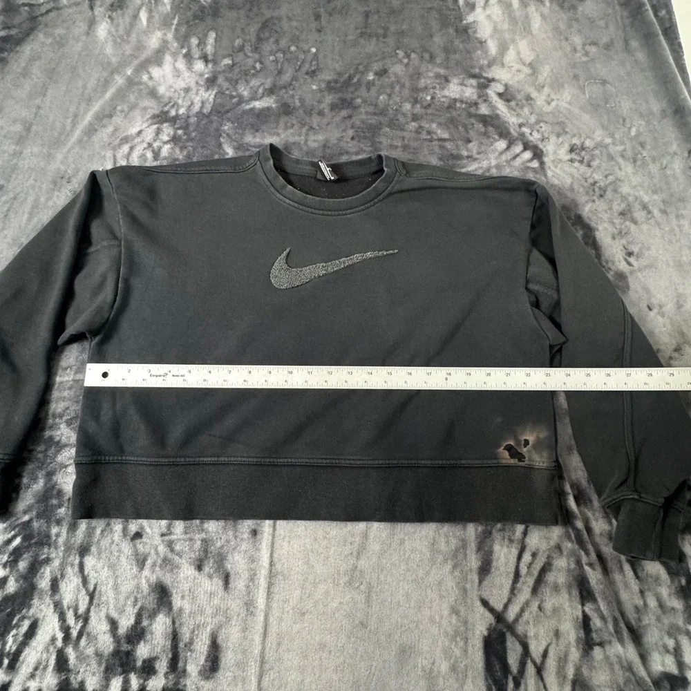 Nike Sweatshirt Womens Medium Black Cropped Chenille Swoosh Pullover 3122